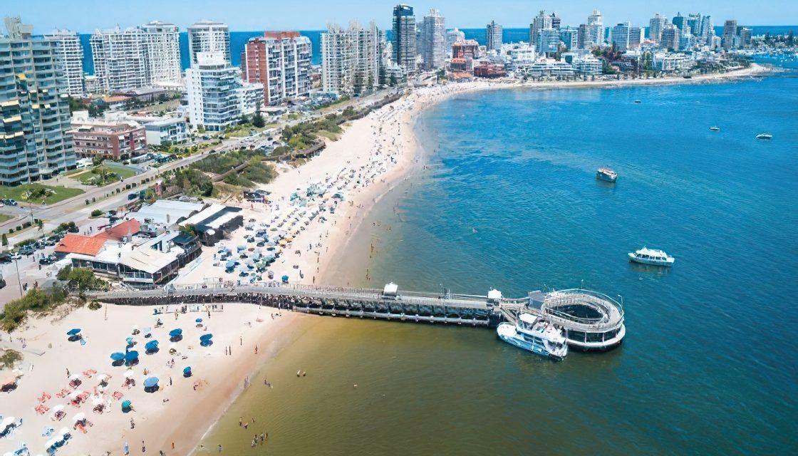 Uruguay crea pasaporte sanitario para ingreso de argentinos en el verano
