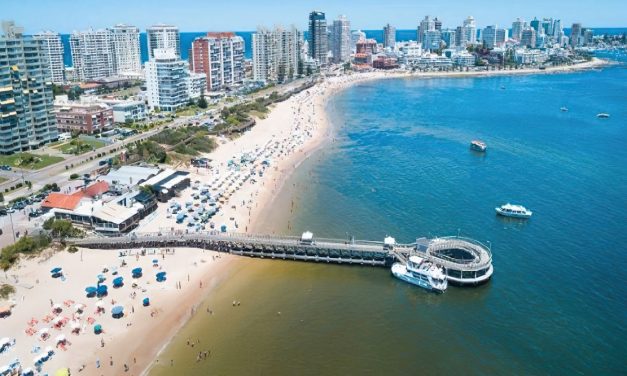 Uruguay crea pasaporte sanitario para ingreso de argentinos en el verano