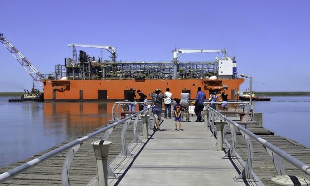 YPF califica a la barcaza de GNL como el «peor» contrato de toda su historia