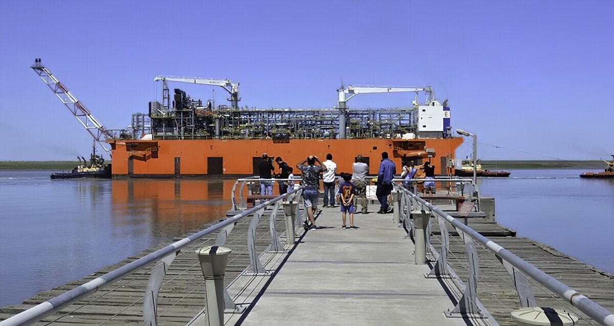 YPF califica a la barcaza de GNL como el “peor” contrato de toda su historia