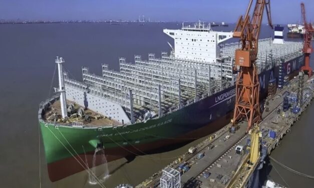 El portacontenedores de GNL más grande del mundo hace su primera escala en Hamburgo