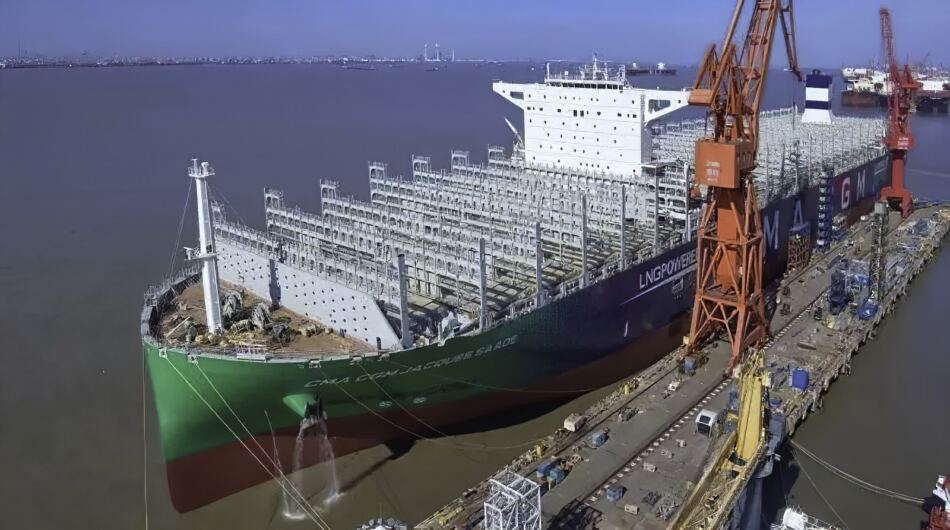 El portacontenedores de GNL más grande del mundo hace su primera escala en Hamburgo