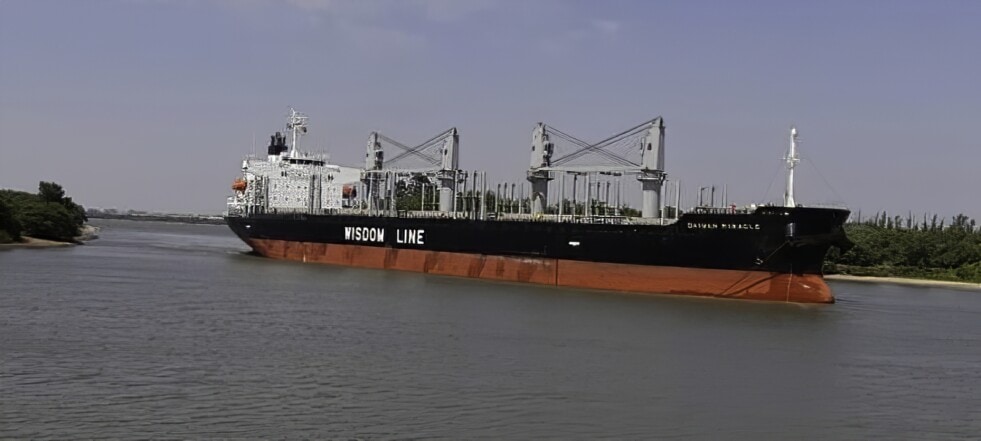 Buque ingresó al puerto de Concepción del Uruguay para cargar madera