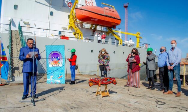 En Tandanor:   Ceremonia de entrega de la Draga Manzanillo II