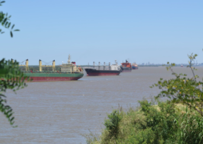 Barcos de ultramar llenos de basura, sin agua potable y acumulando verdín en los fondos