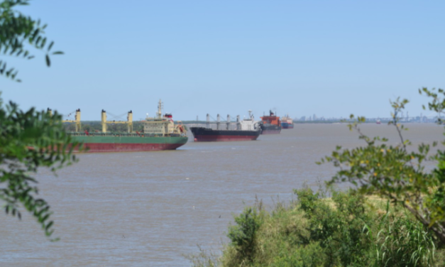 Barcos de ultramar llenos de basura, sin agua potable y acumulando verdín en los fondos