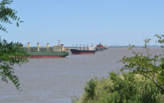 Barcos de ultramar llenos de basura, sin agua potable y acumulando verdín en los fondos
