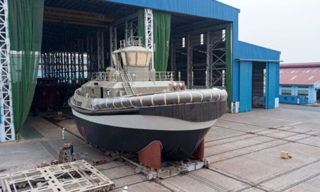 Lanzamiento del remolcador totalmente eléctrico Damen RSD-E 2513 de los puertos de Auckland en el astillero Song Cam