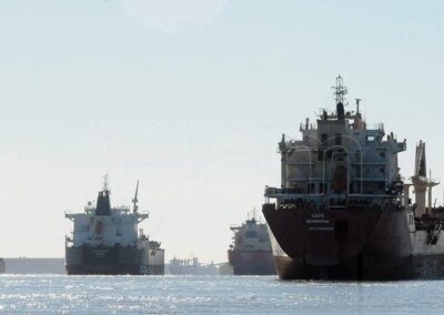 Decenas de barcos ingresan a los puertos tras el paro de las últimas semanas