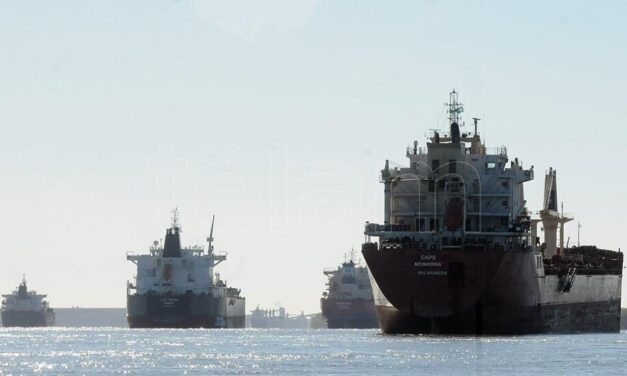Decenas de barcos ingresan a los puertos tras el paro de las últimas semanas