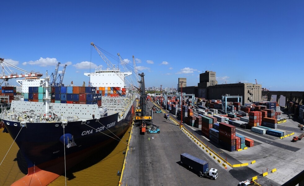 Varios puertos continúan paralizados y peligra la cadena de abastecimiento