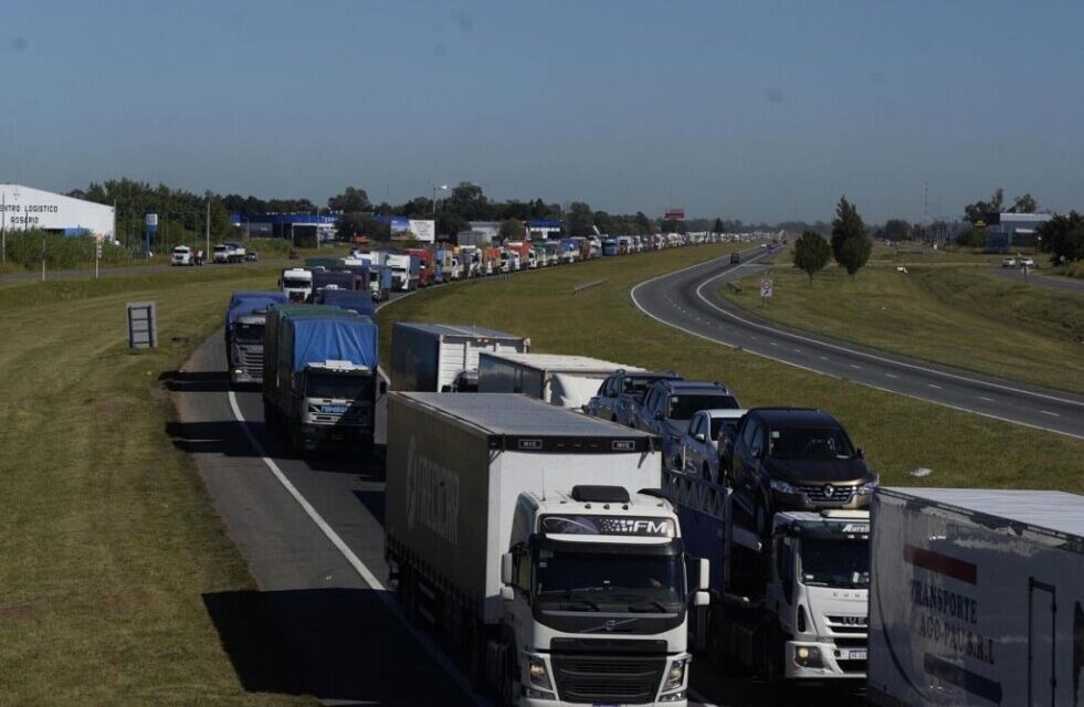 Transportistas autoconvocados  restringen el ingreso a las terminales portuarias del Gran Rosario