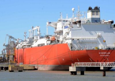El Gobierno incorporará otro barco regasificador en Bahía Blanca ante la demanda invernal
