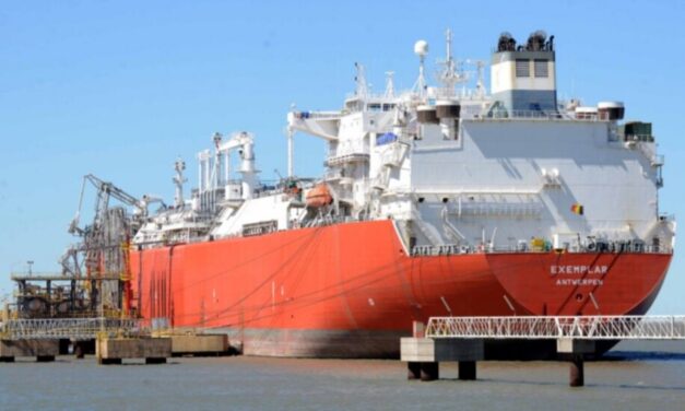 El Gobierno incorporará otro barco regasificador en Bahía Blanca ante la demanda invernal