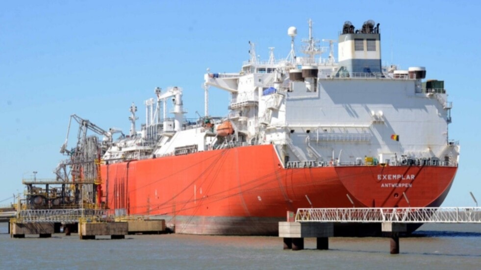 El Gobierno incorporará otro barco regasificador en Bahía Blanca ante la demanda invernal