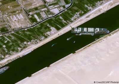 Más de 230 barcos a la espera de poder atravesar el canal de Suez