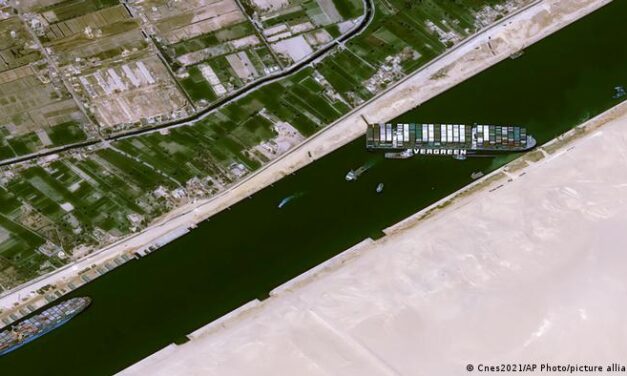 Más de 230 barcos a la espera de poder atravesar el canal de Suez