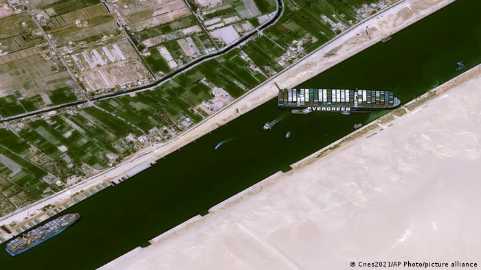 Más de 230 barcos a la espera de poder atravesar el canal de Suez