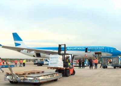 Llegó a Ezeiza el octavo vuelo de Aerolíneas Argentinas con 500 mil vacunas desde Moscú