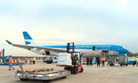 Llegó a Ezeiza el octavo vuelo de Aerolíneas Argentinas con 500 mil vacunas desde Moscú