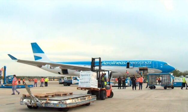 Llegó a Ezeiza el octavo vuelo de Aerolíneas Argentinas con 500 mil vacunas desde Moscú