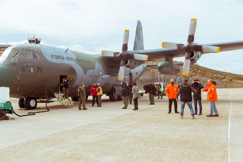 Buque polar y un Hércules de Brasil, operan desde Ushuaia