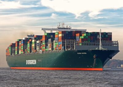 Un gigantesco buque carguero encalla en el canal de Suez y bloquea el tránsito marítimo en ambas direcciones