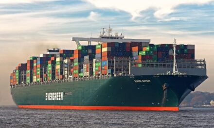 Un gigantesco buque carguero encalla en el canal de Suez y bloquea el tránsito marítimo en ambas direcciones