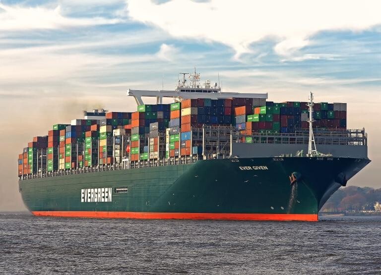 Un gigantesco buque carguero encalla en el canal de Suez y bloquea el tránsito marítimo en ambas direcciones