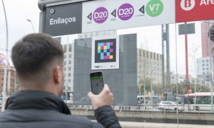 Barcelona, primera ciudad de España en señalizar todo el metro y los autobuses con etiquetas inteligentes