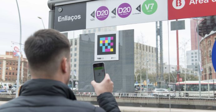 Barcelona, primera ciudad de España en señalizar todo el metro y los autobuses con etiquetas inteligentes