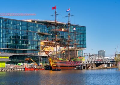 VOC Amsterdam regresa al Museo Marítimo Nacional luego del mantenimiento en los patios de Damen