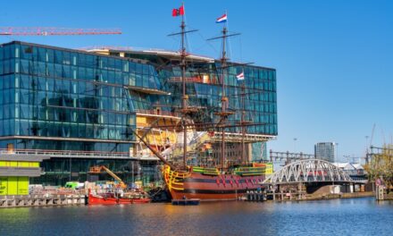 VOC Amsterdam regresa al Museo Marítimo Nacional luego del mantenimiento en los patios de Damen