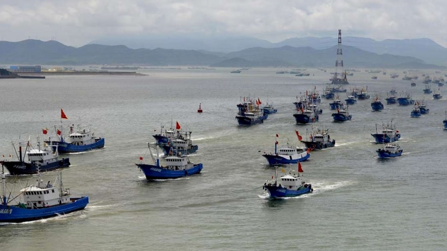 Monitorean el ingreso de barcos chinos para evitar la pesca ilegal