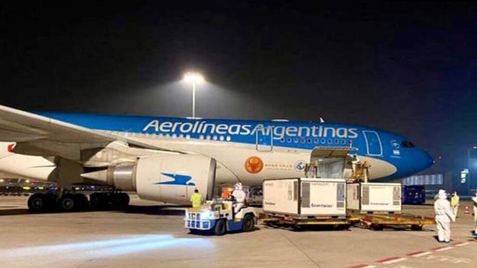 Comenzó el transporte de un millón de vacunas desde China