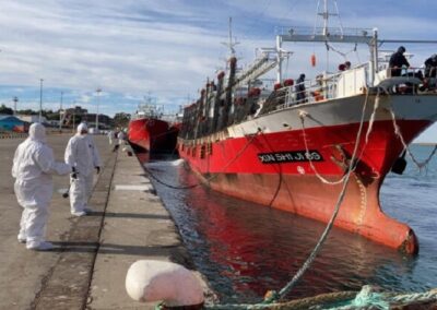 Prefectura custodia dos buques pesqueros en Santa Cruz por casos de coronavirus