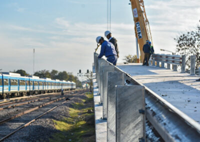 Trenes Argentinos instala el primero de los 13 puentes modulares sobre las vías del ferrocarril Sarmiento