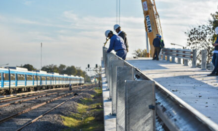 Trenes Argentinos instala el primero de los 13 puentes modulares sobre las vías del ferrocarril Sarmiento