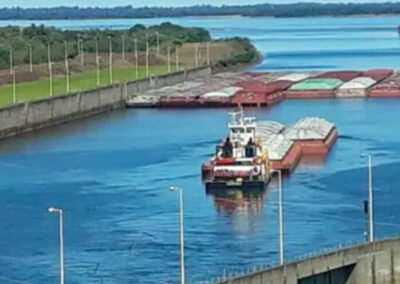 Barcazas con soja paraguaya empiezan a salir por esclusa de Yacyretá