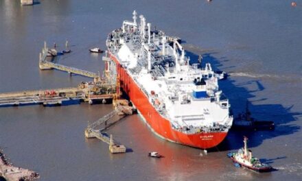 El buque regasificador de GNL ya arribó a Bahía Blanca