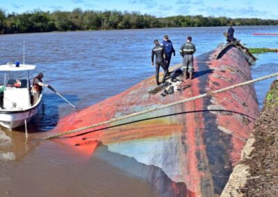 Concepción del Uruguay: buscan retirar un buque hundido