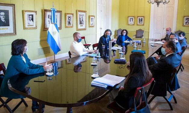 Kulfas: «El objetivo es ordenar para quizás reabrir las exportaciones antes de los 30 días»