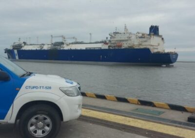 El buque regacificador ya opera en Bahía Blanca