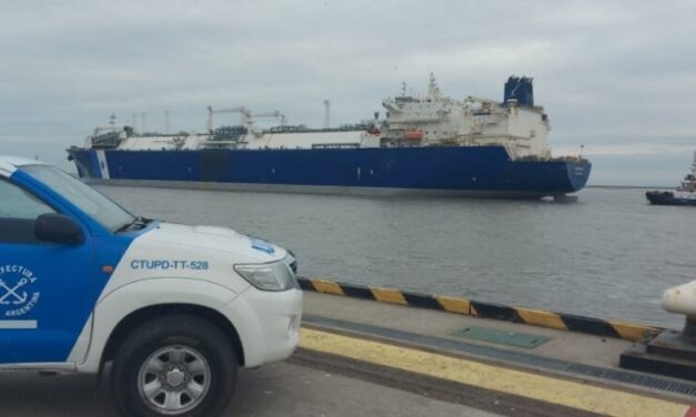 El buque regacificador ya opera en Bahía Blanca