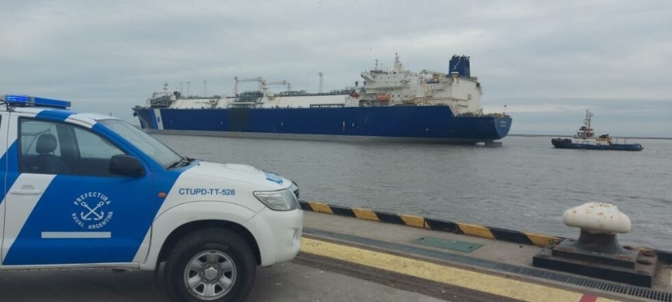 El buque regacificador ya opera en Bahía Blanca