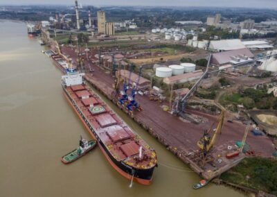 Puerto San Nicolás recibe por primera vez en 11 años un buque panamax con 37.000 toneladas de mercadería