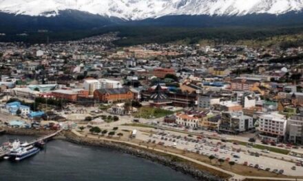 Ushuaia: Terminal de cabotaje y muelle turistico en el Acuerdo Marco de Cooperación que firmaron Melella y Guerrera