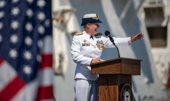 Una mujer asumió el cargo de vicecomandante de la Guardia Costera de los EE. UU.