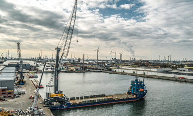Liebherr  entrega en Amberes la grúa móvil más grande: LHM 800