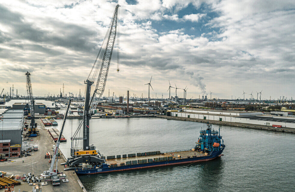 Liebherr  entrega en Amberes la grúa móvil más grande: LHM 800